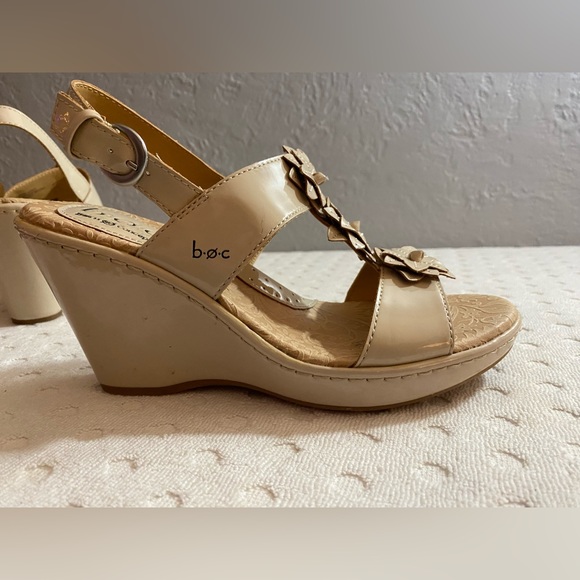 BORN Nude patent leather sandals with 3-D flower embellishments - Picture 2 of 16